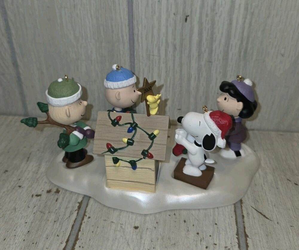 Hallmark 2000 A Snoopy Christmas Ornaments Woodstock on Doghouse Display Set Vtg